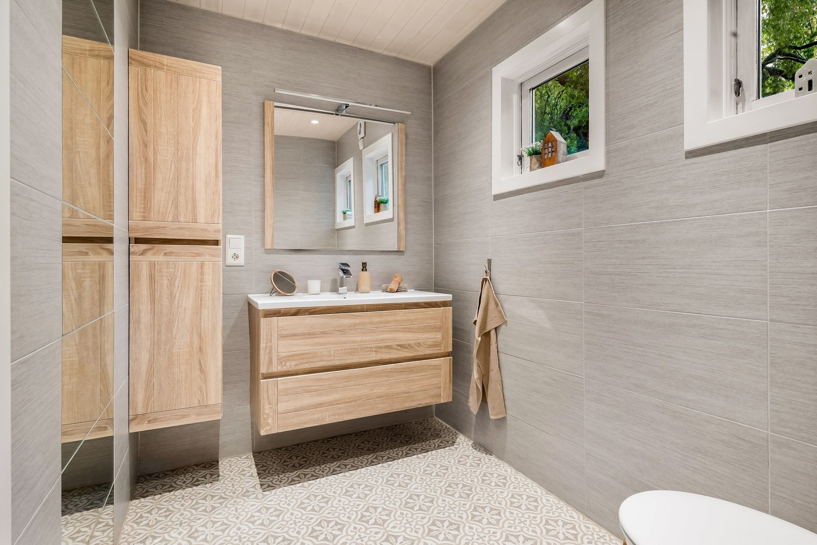 Badet har gulvvarme og en moderne innredning. Badet ble oppgradert i 2018 Galleribilde