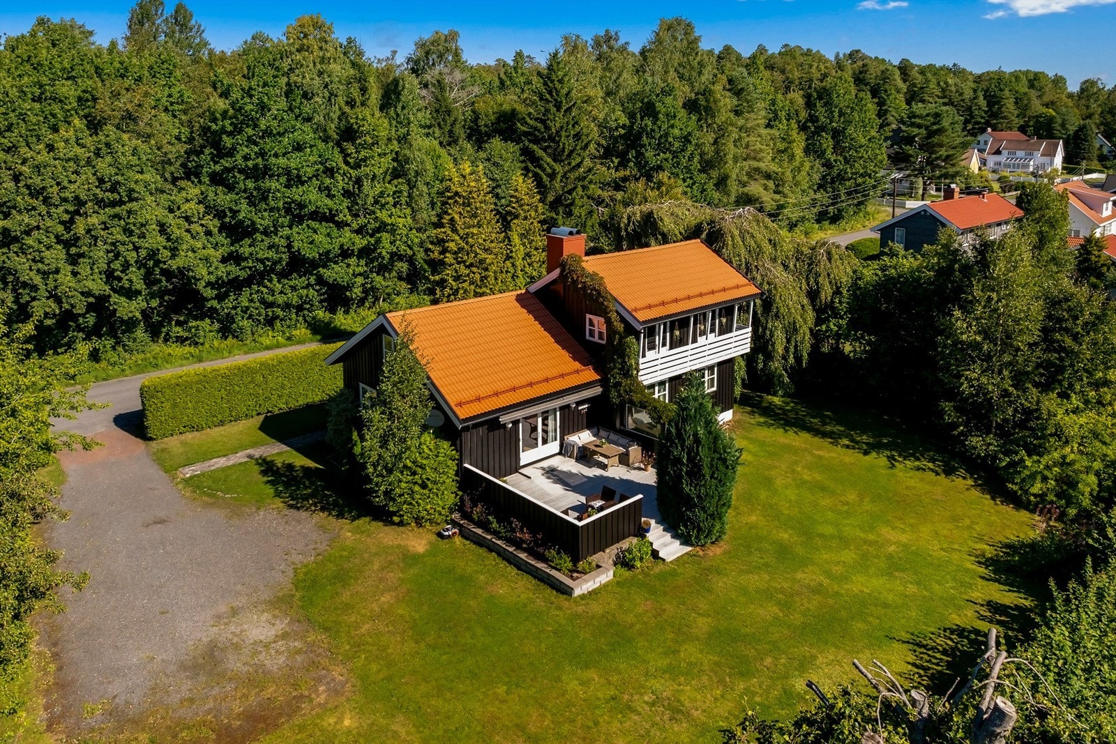 Oversikt over eiendommen og den store, grønne tomten. Galleribilde