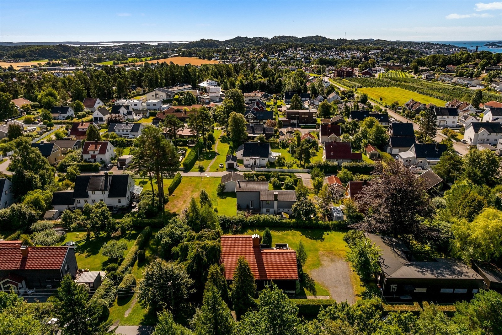 Fra eiendommen er det kort vei til både barne- og ungdomsskole, noe som gjør hverdagslogistikken enkel for barnefamilier. Galleribilde
