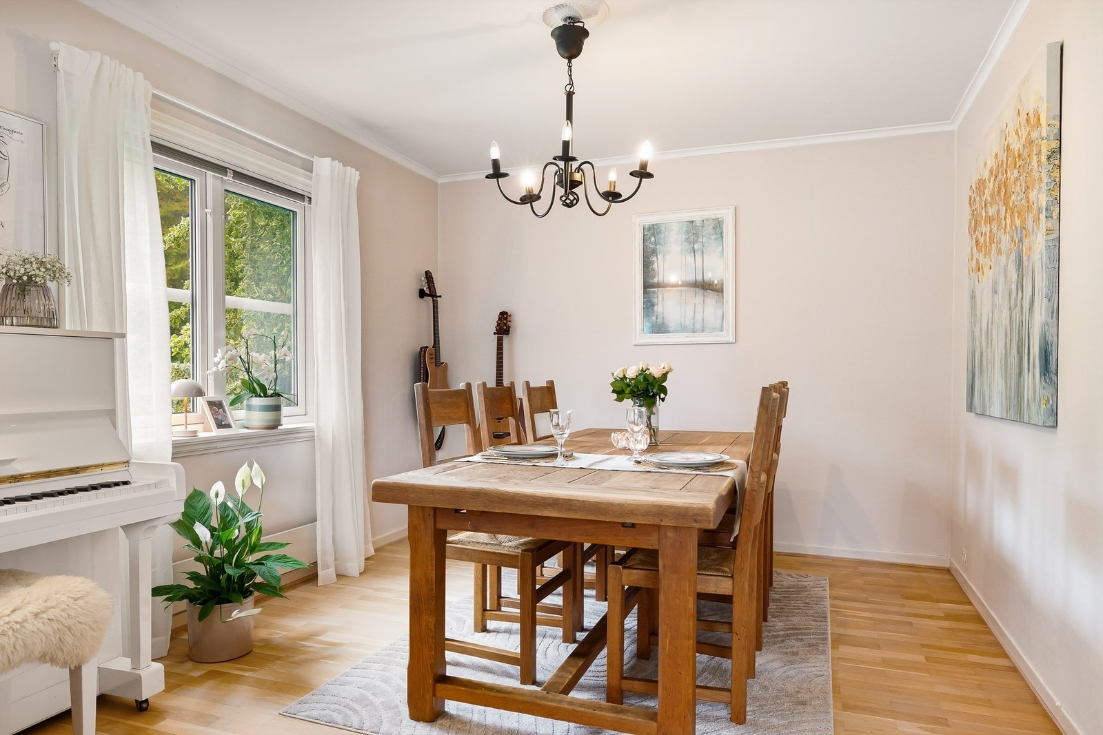 Spisestuen ligger i åpen forbindelse med stuen og har plass til et langbord. Galleribilde