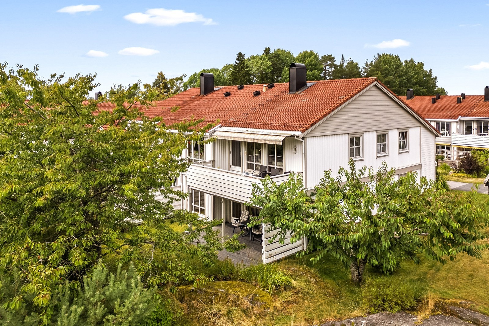 Leiligheten har en skjermet beliggenhet i utkanten av feltet. Galleribilde