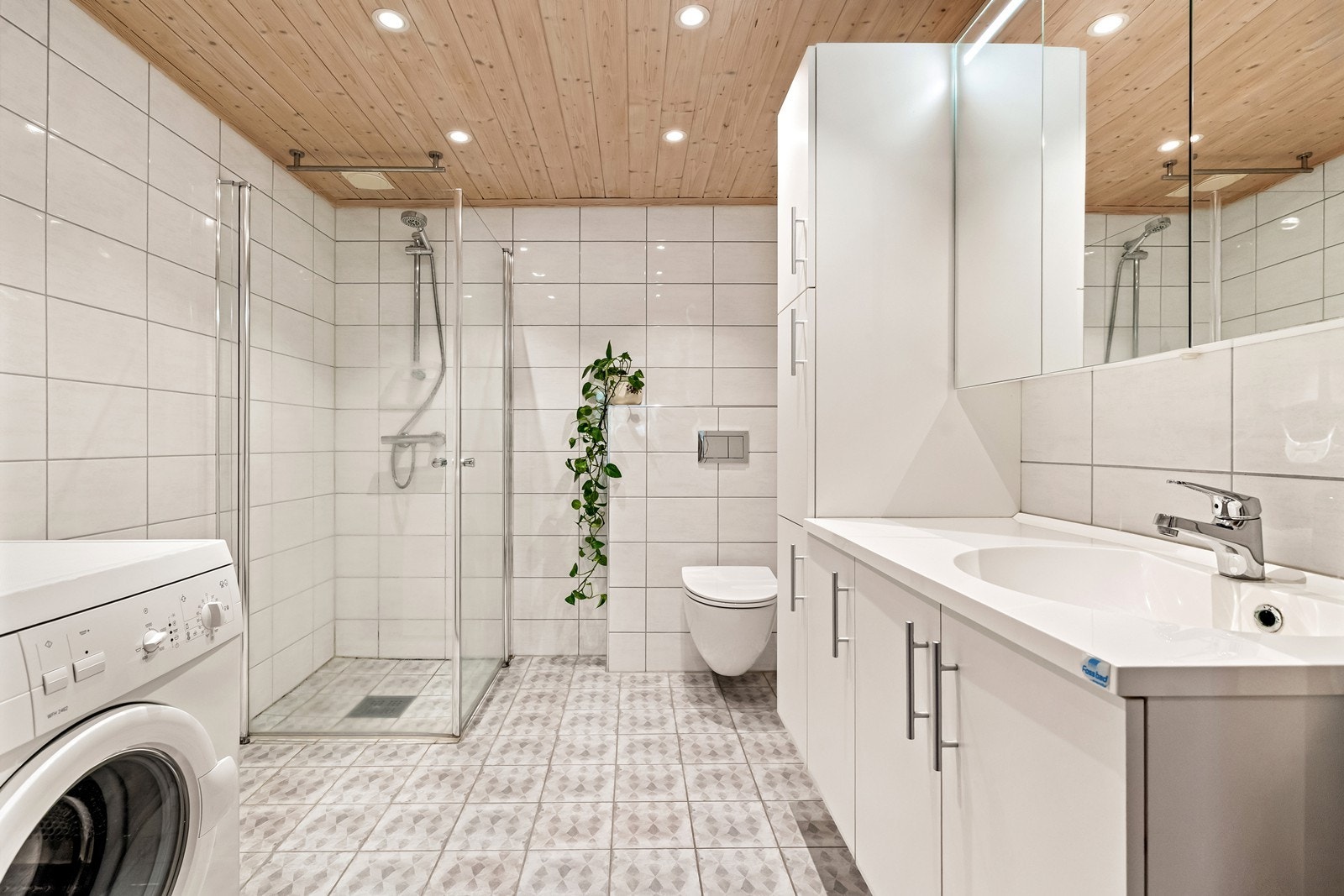 Badet ble ifølge selger pusset opp i 2015, med flislagte overflater, gulvvarme og innfelte downlights. Galleribilde