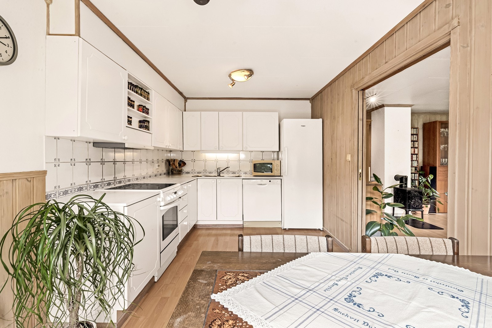 Kjøkkeninnredningen er av ukjent alder og har laminert benkeplate med nedfelt oppvaskkum, samt godt med skap- og arbeidsplass. Galleribilde