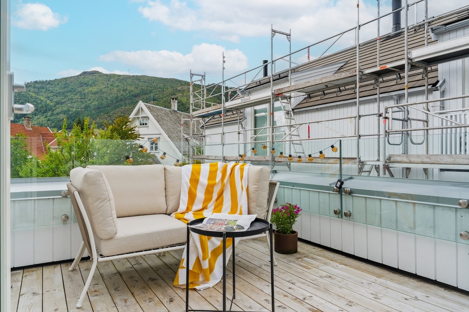 Nydelig vestvendt takterrasse med glassrekkverk Galleribilde