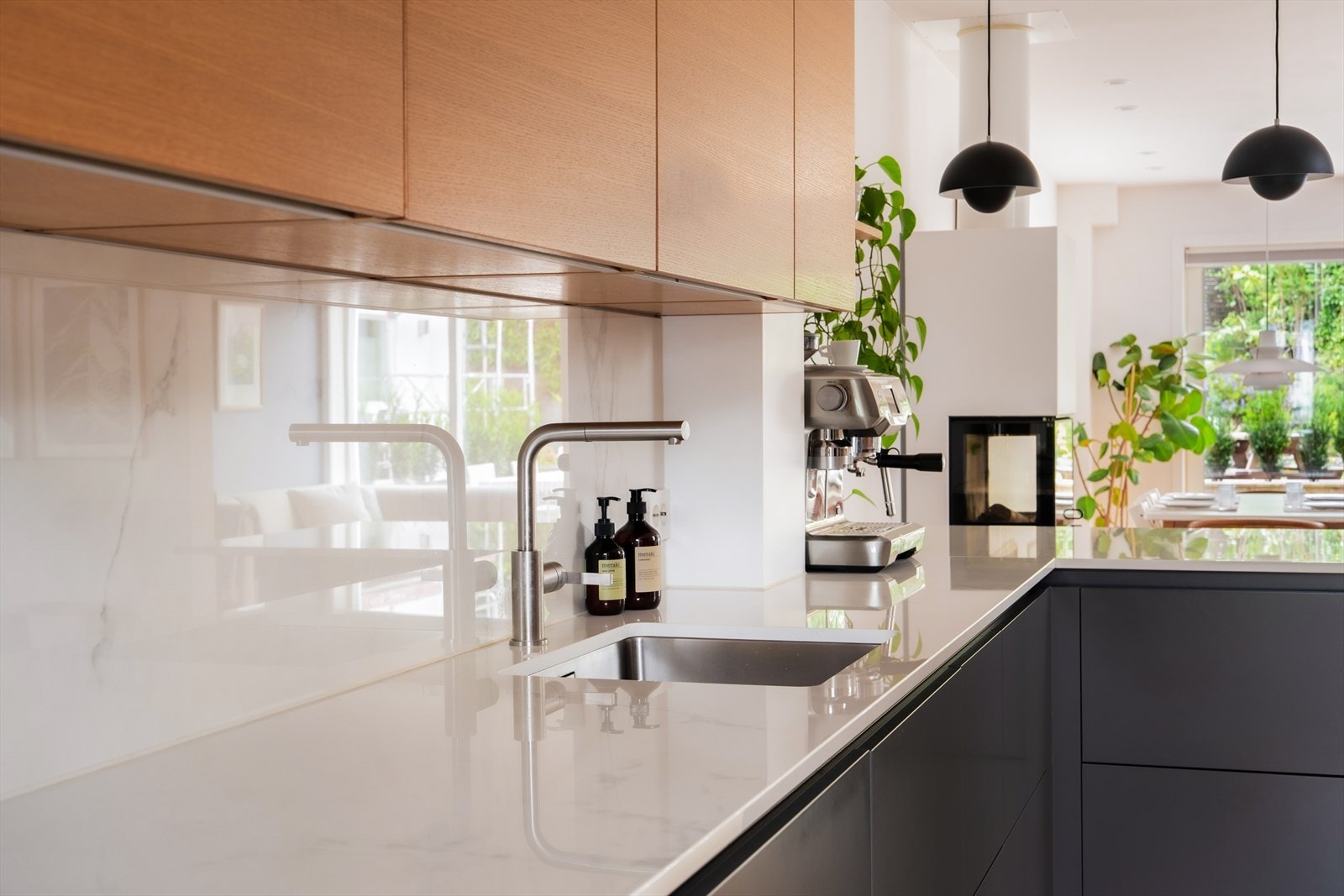 Den eksklusive Dekton-benkeplaten er utviklet for å tåle daglig bruk over mange år, med høy motstandsdyktighet mot varme, riper, flekker og UV-stråling, samtidig som den ikke krever noe vedlikehold. Galleribilde