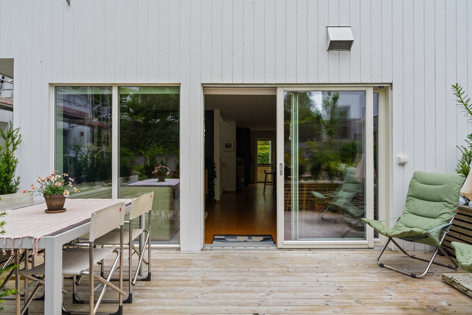 Fra stuen kommer man videre ut til en flott terrasse oppmålt til 15 m² Galleribilde