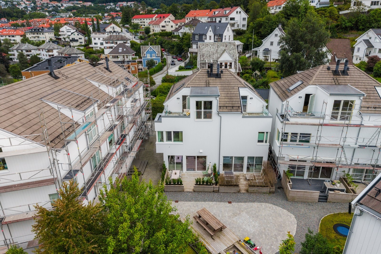 Begge terrassene er vestvendte og byr på gode solforhold og vakre solnedganger. Eiendommen har i tillegg tilgang til en felleshage med epletrær, bærbusker, nedsenkede trampoliner og sandkasse, som bidrar til et særdeles trivelig og barnevennlig bomiljø Galleribilde