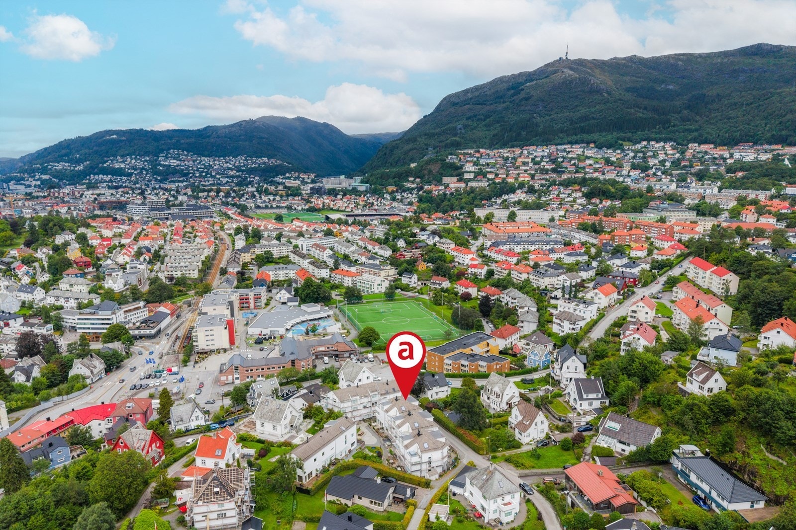 Her får man en supersentral beliggenhet i et rolig boligområde med kort vei til skole, barnehage og et bredt utvalg av servicetilbud og butikker | Gangavstand til bybanen Galleribilde