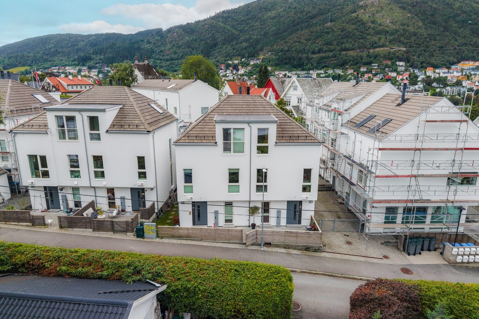Fra boligen er det kort gangavstand til både bybanelinje 1 og linje 2, som gjør hverdagen enkel med raske forbindelser til Bergen sentrum og Fyllingsdalen. Beliggenheten er også ideell for barnefamilier, med flere skoler og barnehager i nærområdet Galleribilde