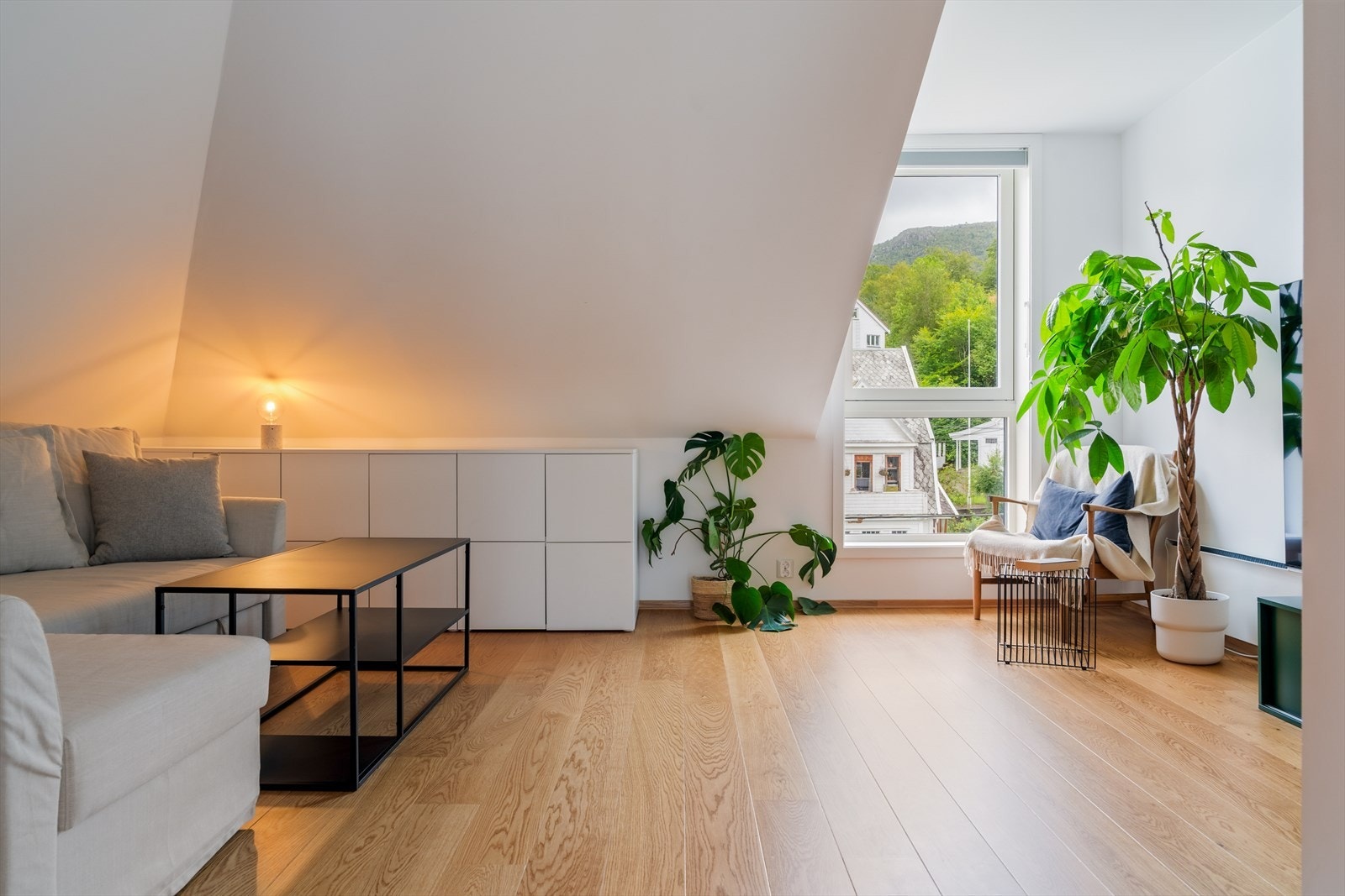 Det andre rommet i denne etasjen er et soverom oppmålt til 15,4 m². Dagens eiere benytter rommet som en kombinert TV-stue og gjesterom med direkte tilgang til eget bad, en løsning som passer perfekt for overnattingsgjester og ungdom i husstanden Galleribilde