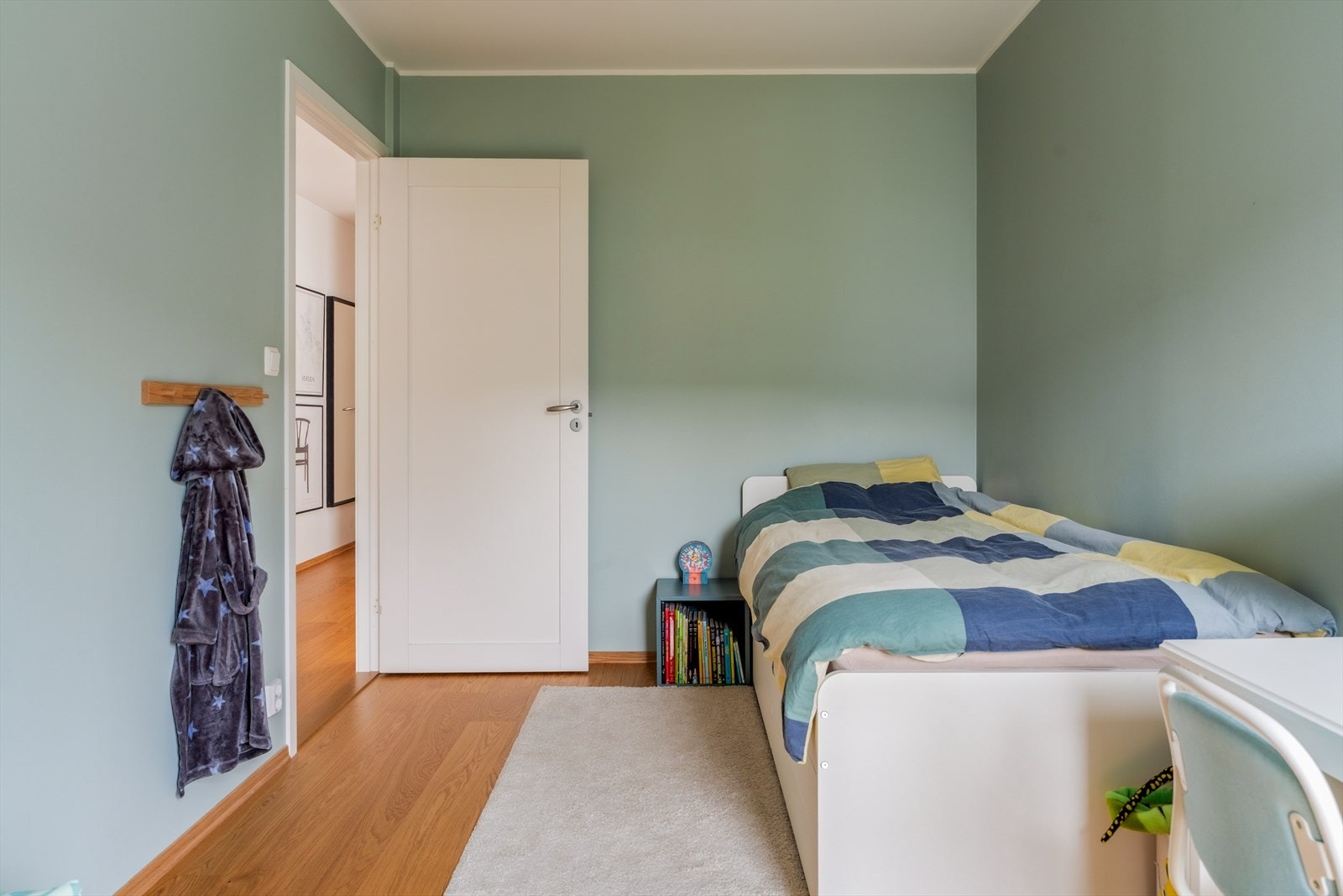 God plass til seng, skrivebord og garderobe Galleribilde