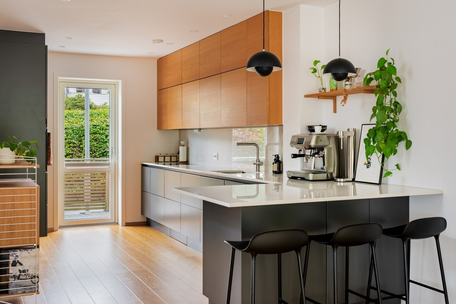 Eksklusiv kjøkkeninnredning fra HTH med stilrene, glatte fronter og slitesterk Dekton-benkeplate. Galleribilde