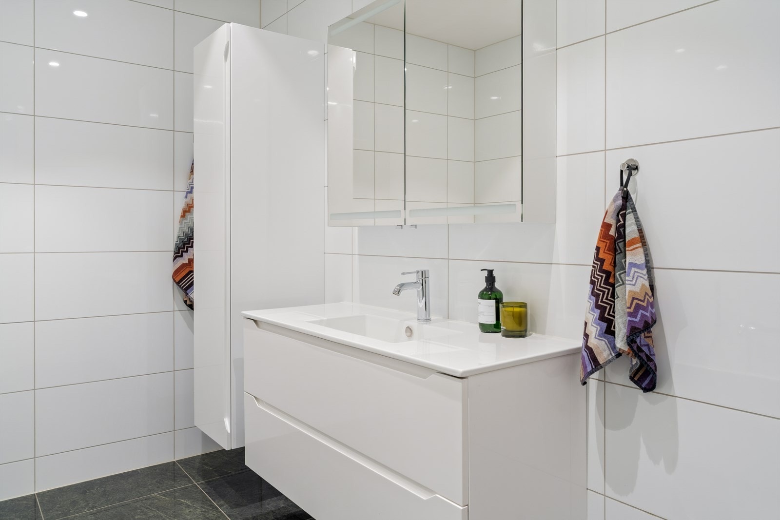 I tillegg til dette badet er det separat vaskerom samt et fullverdig bad til i tredje etasjen Galleribilde