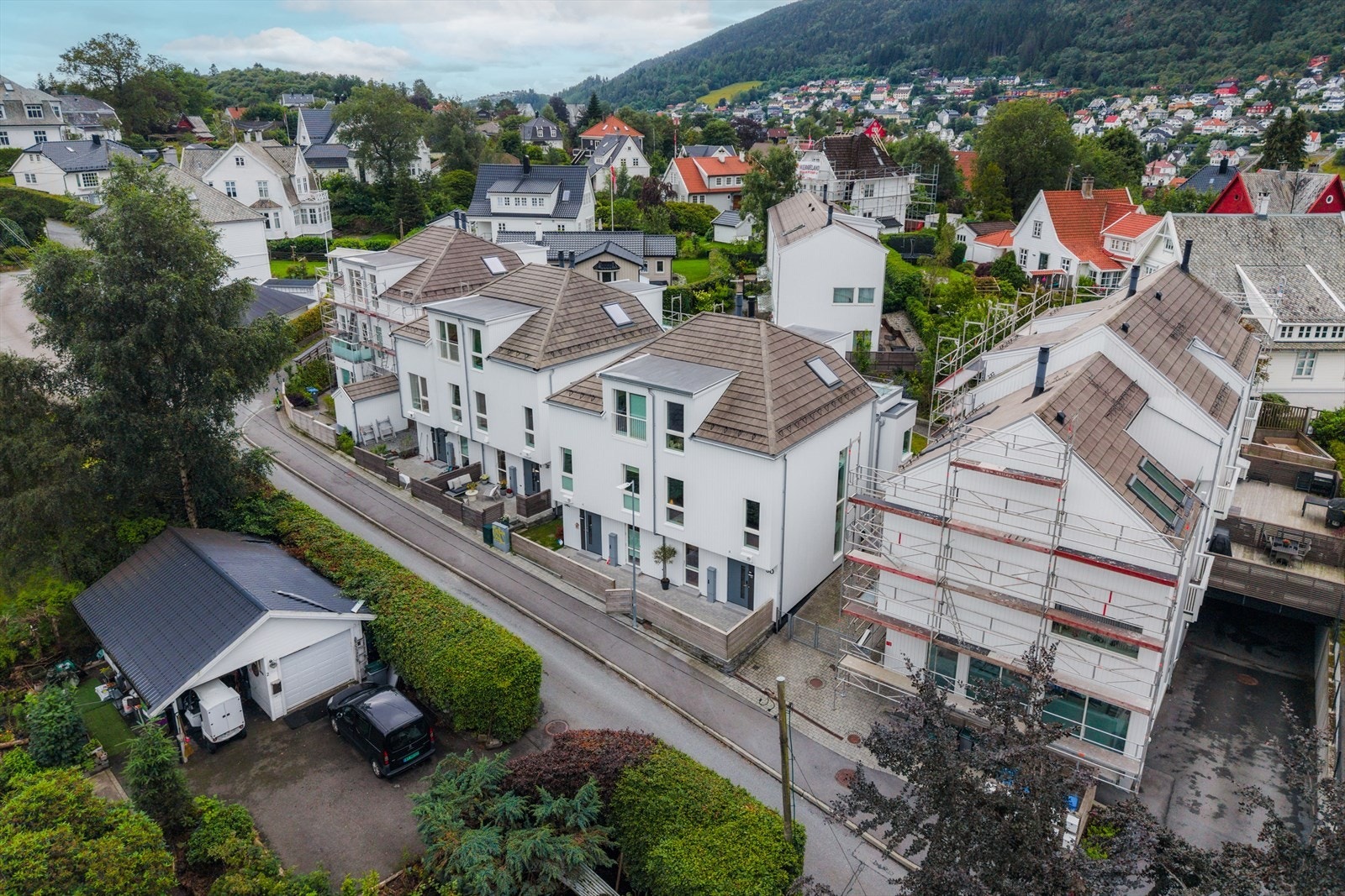 Fra boligen er det kort gangavstand til både bybanelinje 1 og linje 2, som gjør hverdagen enkel med raske forbindelser til Bergen sentrum og Fyllingsdalen. Beliggenheten er også ideell for barnefamilier, med flere skoler og barnehager i nærområdet Galleribilde