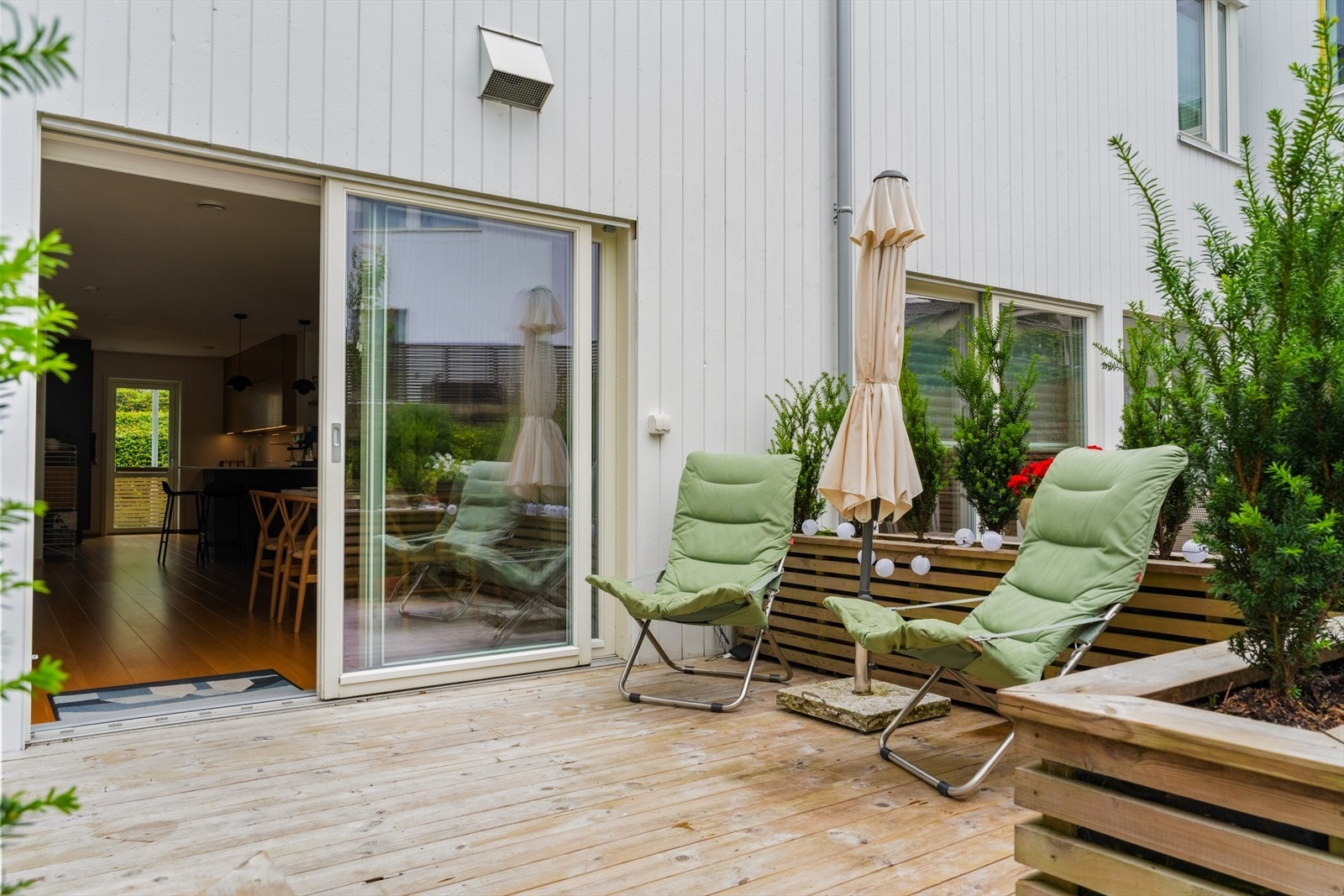 Her er det god plass til både spisebord og loungemøbler Galleribilde