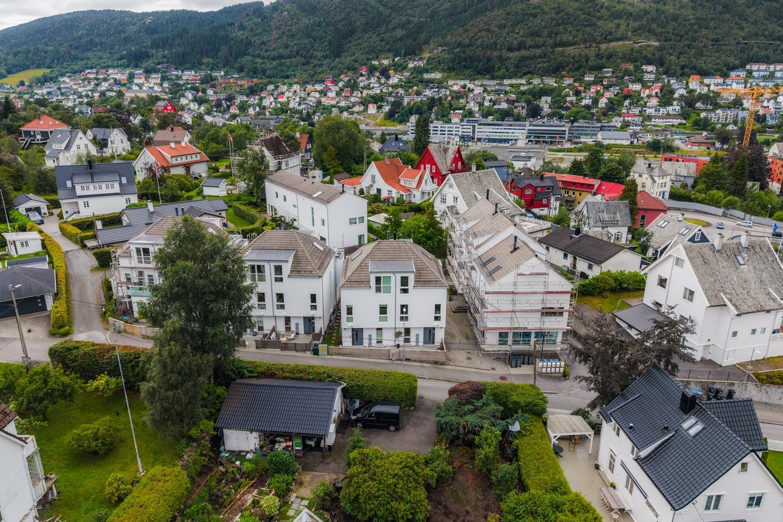 Her bor du sentralt, samtidig som nærområdet byr på grønne omgivelser og et godt bomiljø - akkurat nå pågår det arbeid med maling av fasader i sameiet Galleribilde