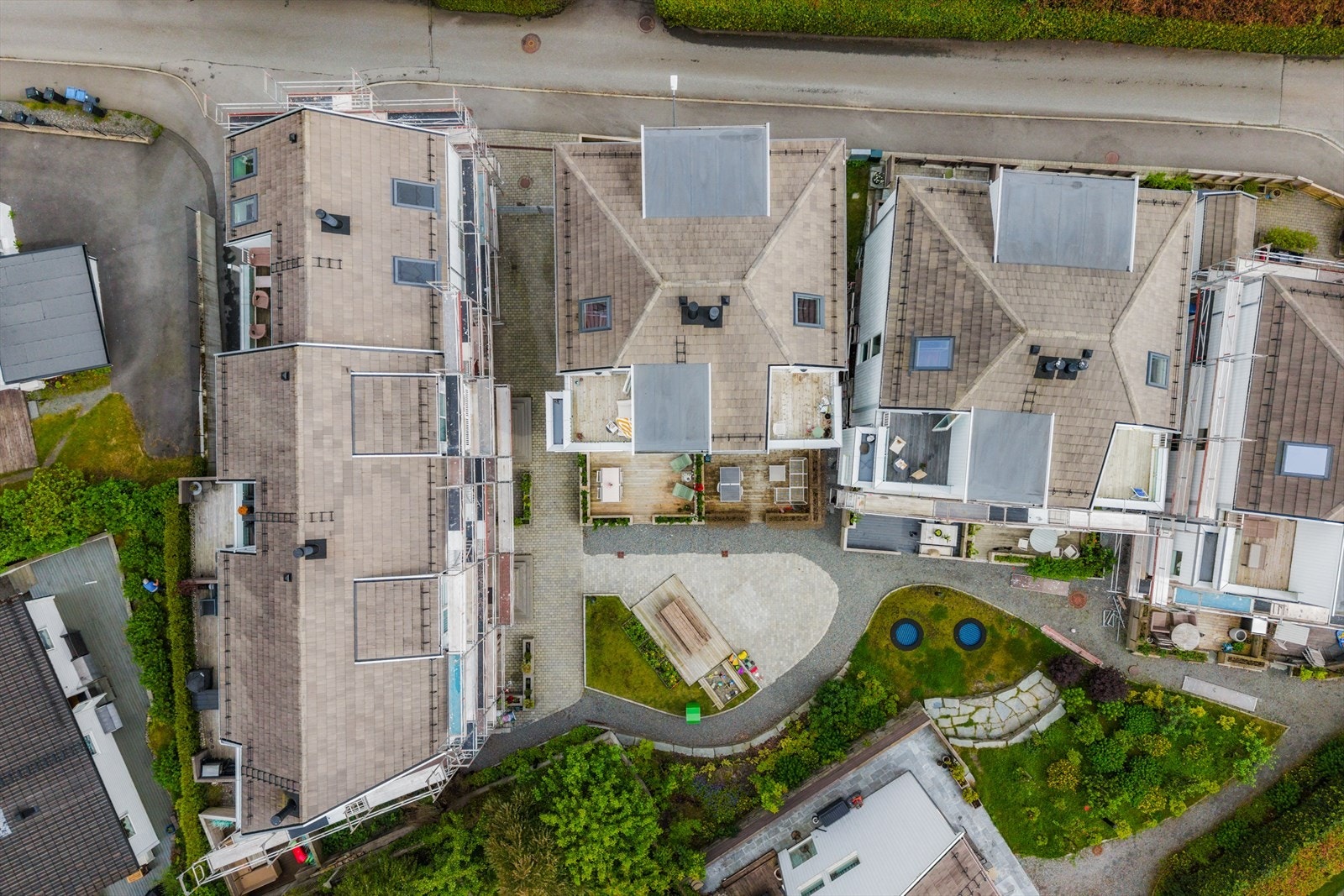 Tilhørende boligen er også en fast garasjeplass med elbillader og ekstern bod oppmålt til 5,2 m² Galleribilde