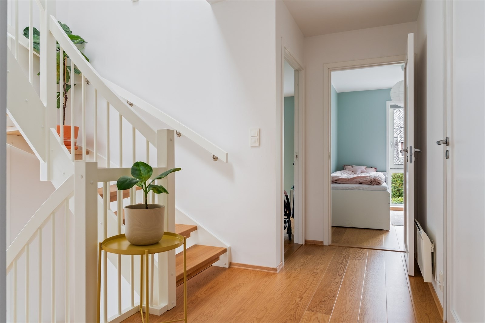 Boligens andre etasje består av tre soverom samt bad og vaskerom. Planløsningen er spesielt godt tilrettelagt for barnefamilier. Boligen er i tillegg utstyrt med oppgraderte innerdører som bidrar til bedre lydisolering og økt bokomfort. Galleribilde