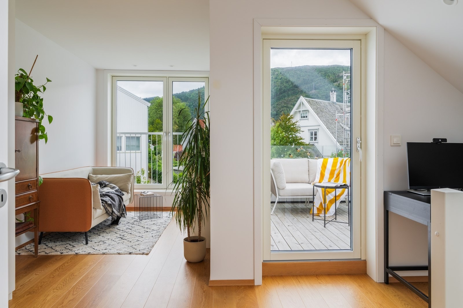 3. etasjen består av en stue, bad og et soverom Galleribilde