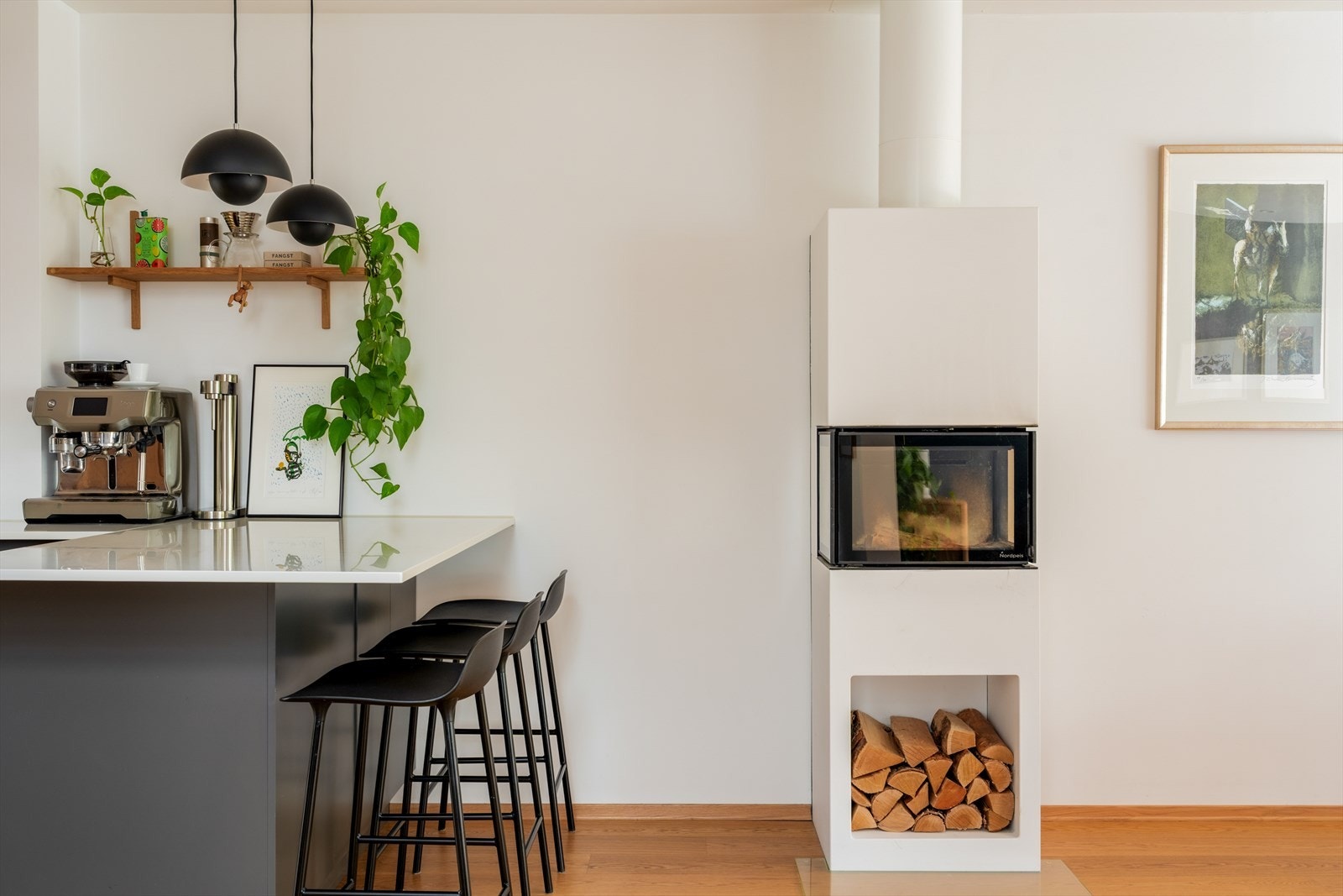 Flott peisovn som skaper både varme og stemningsfull atmosfære på kjølige dager. Med glass på alle sider kan flammene nytes fra både kjøkkenet og stuen. Galleribilde