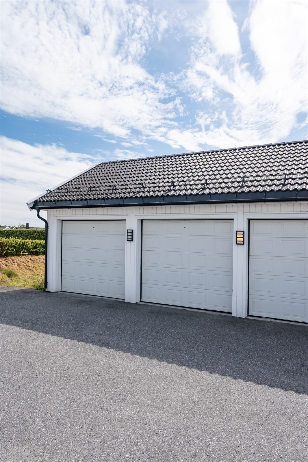 Garasjeanlegget er fra samme byggeår som boligen, 2016. Galleribilde