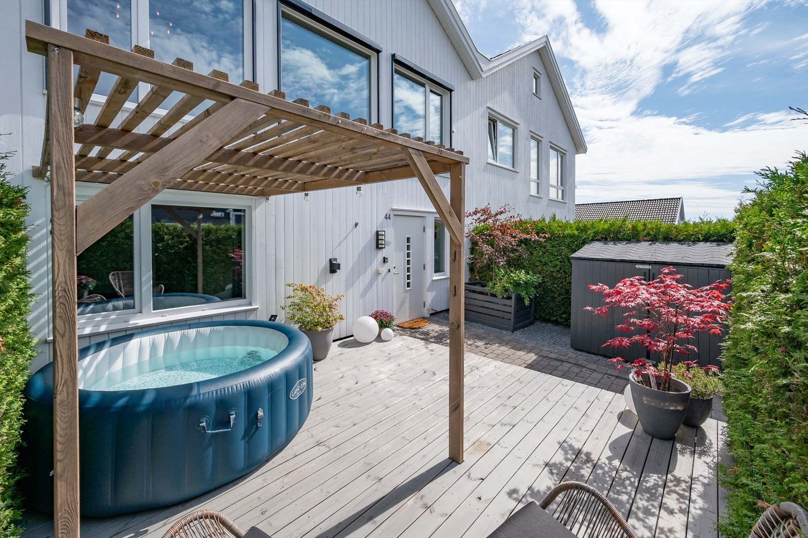 Uteplassen er anlagt med platting i behandlet tre. Galleribilde