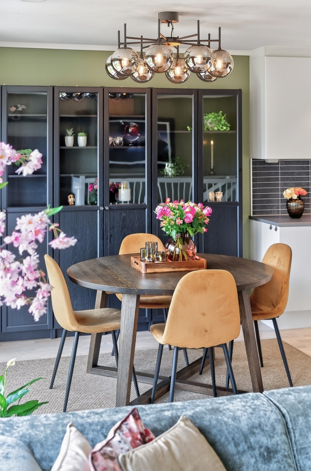 Store vinduer med 3-lags glass gir godt med naturlig lys til spiseplassen. Galleribilde