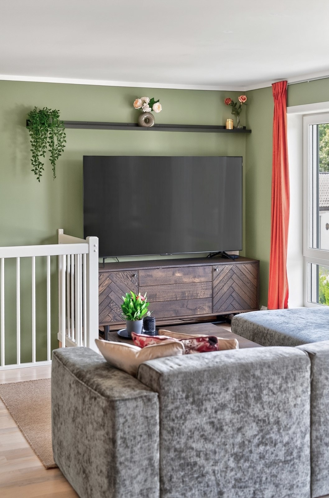 Det er god plass til en stor sofagruppe i stuen. Galleribilde