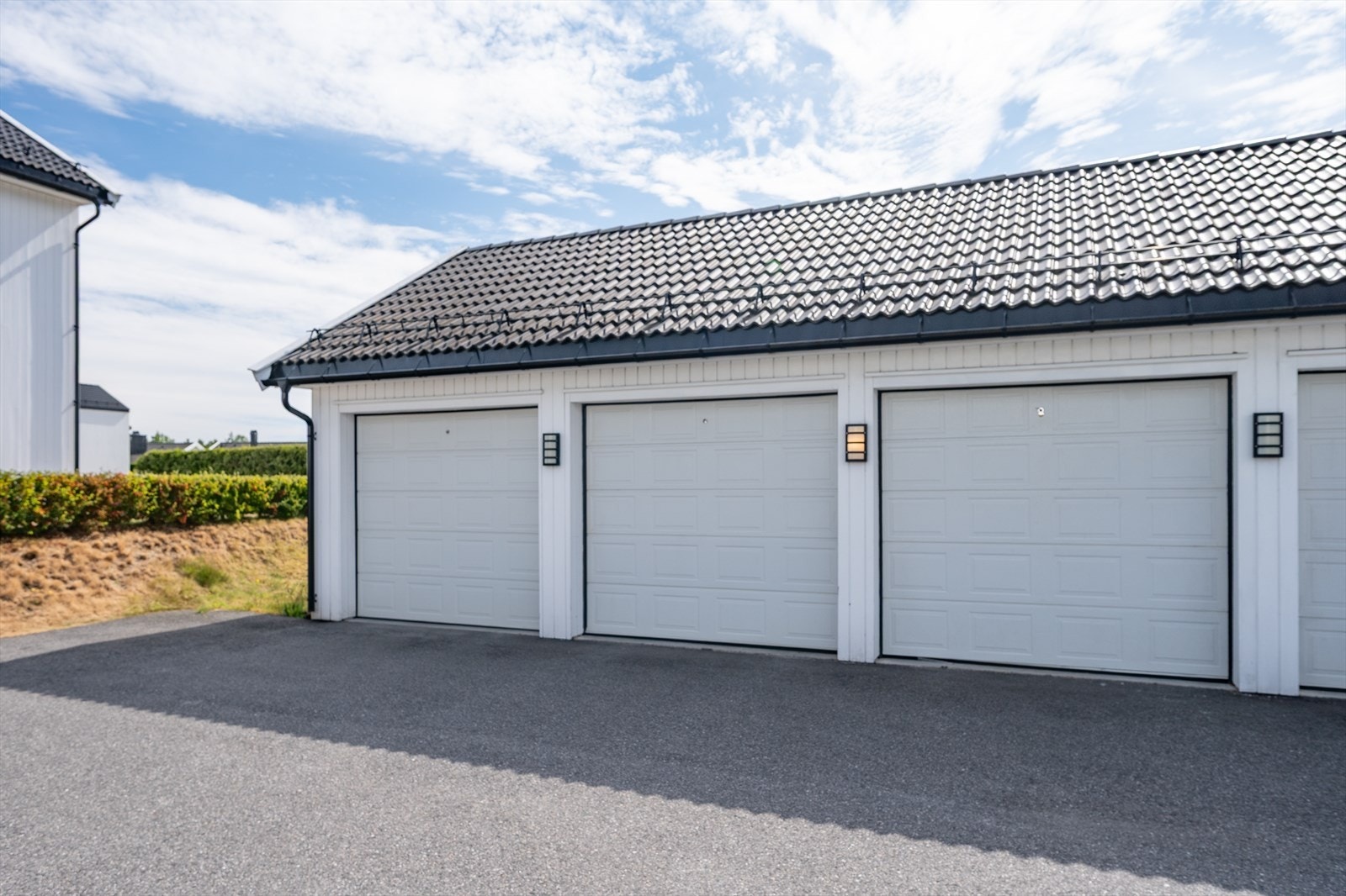 Garasjen har elektrisk leddport for enkel adkomst. Galleribilde