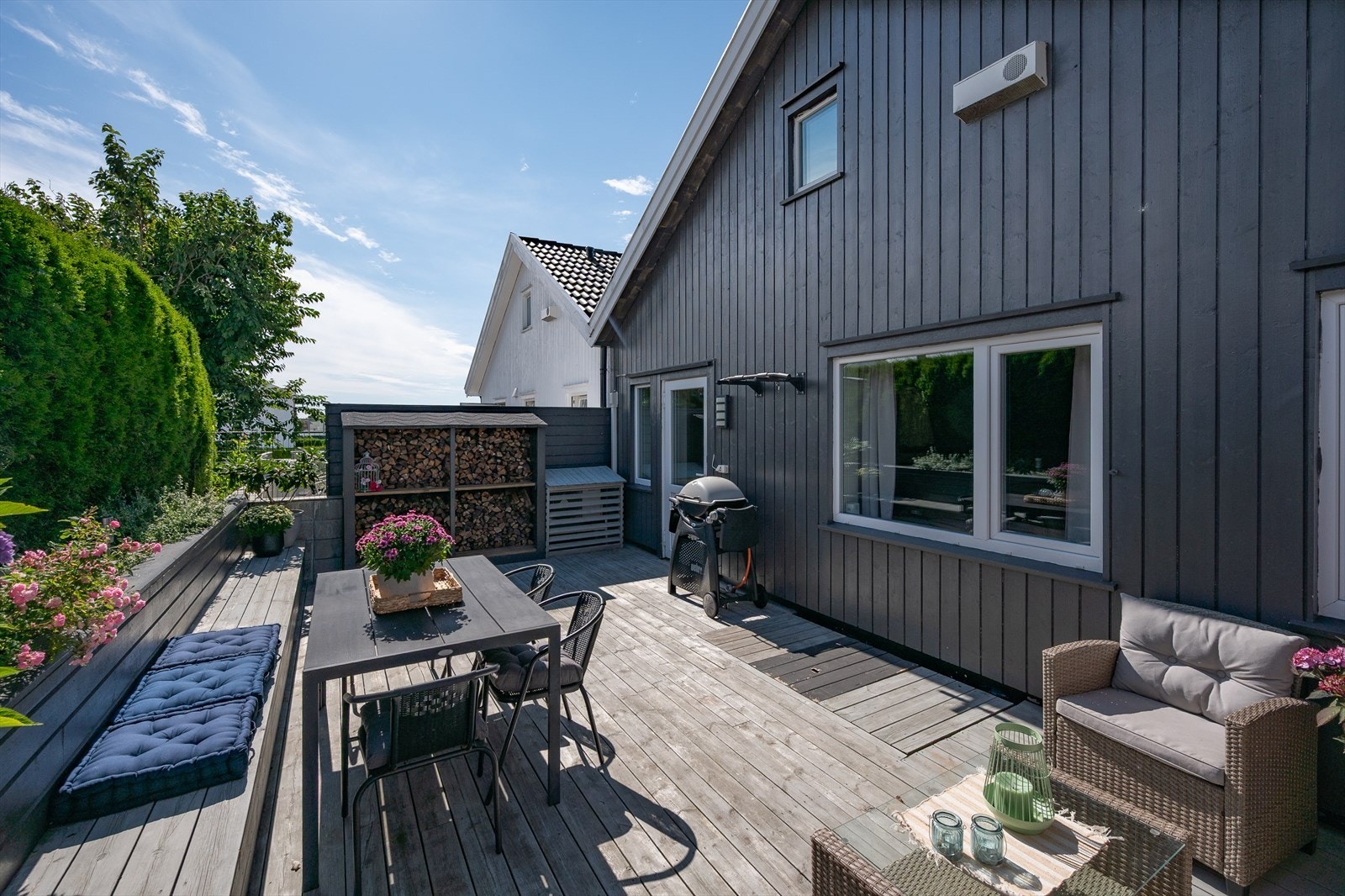 Her er det god plass til både grill og vedlagring. Galleribilde