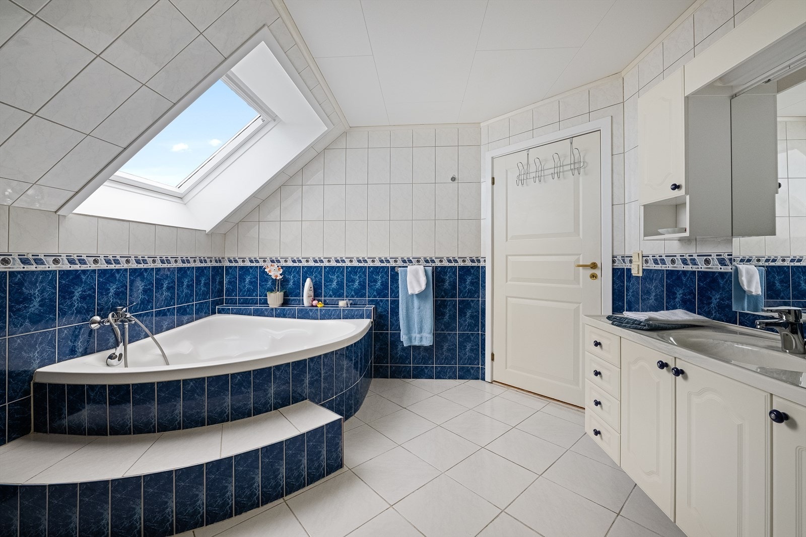 Badet er også utstyrt med et innbydende badekar. Galleribilde