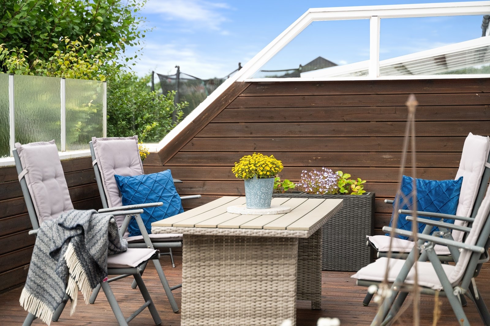 Terrassen er bygget med vedlikeholdsvennlige terrassebord. Her er det sol fra tidlig morgen til sent på kveld. Galleribilde