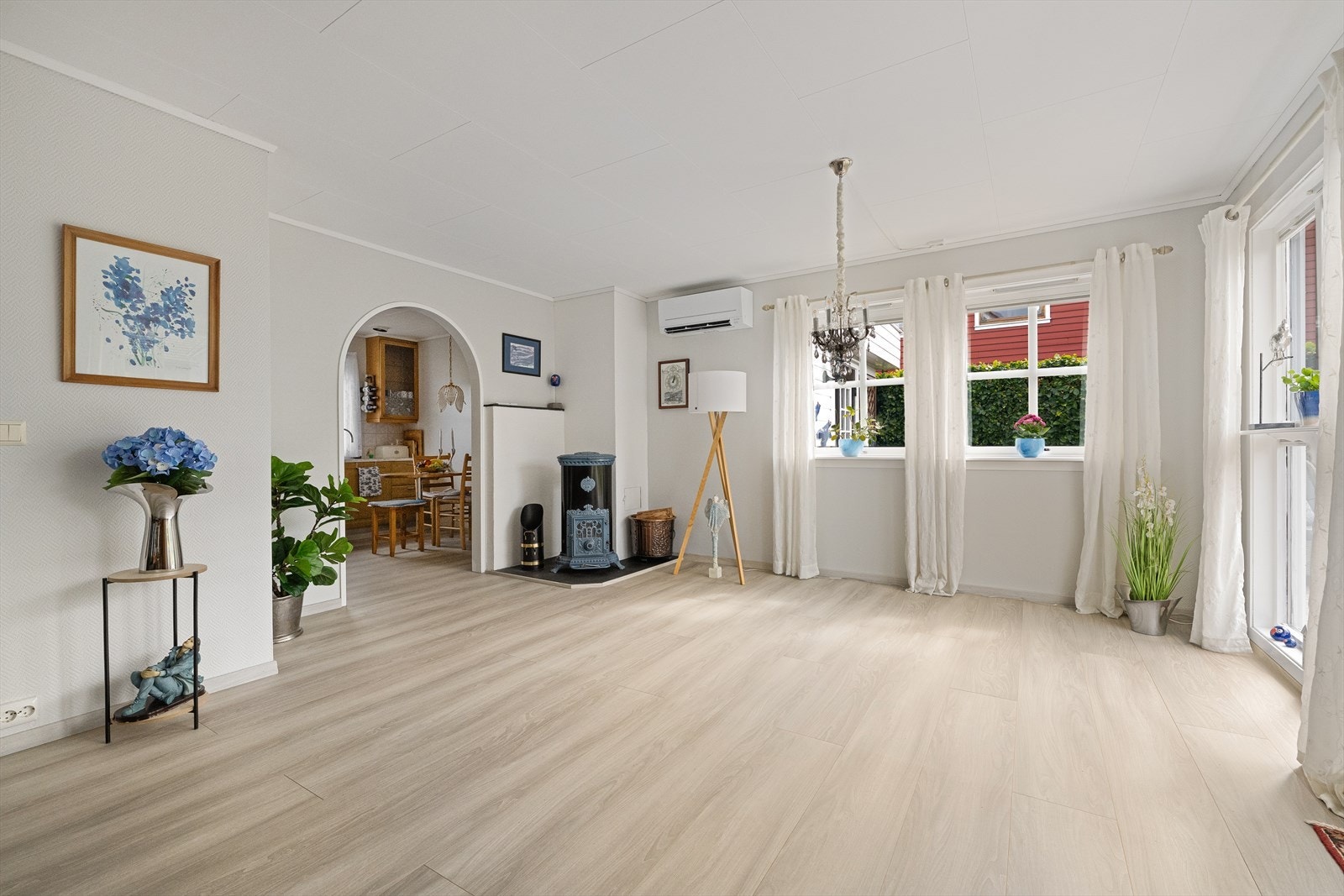 Stuen har en åpen og luftig utforming med plass til flere sittegrupper. Galleribilde