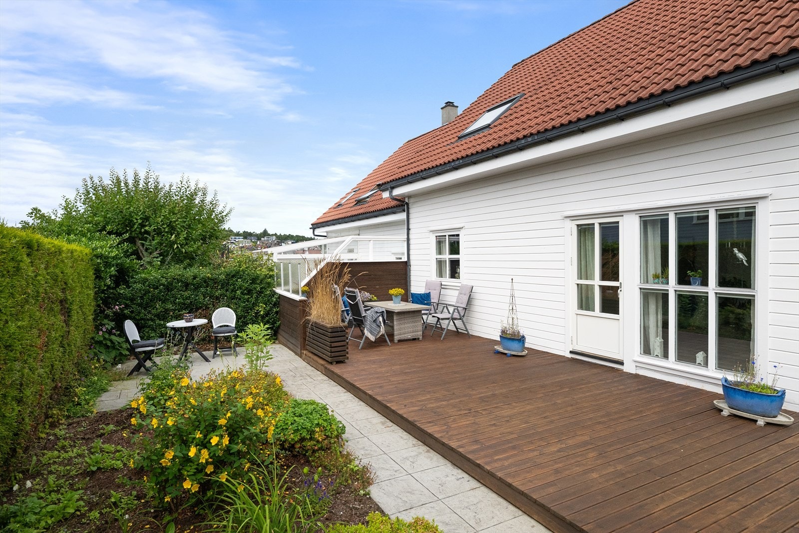 Boligen ligger godt tilbaketrukket i et etablert og attraktivt boligområde på Tasta. Galleribilde