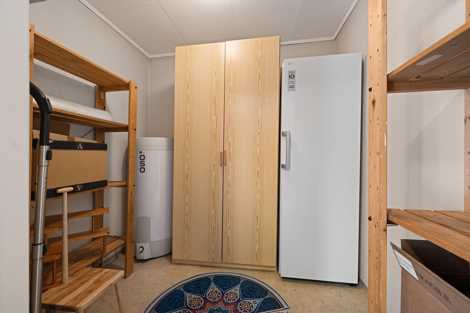 Bod/teknisk rom med ny varmtvannsbereder på ca. 200 liter, installert i 2024. Originalt vaskerom med opplegg for vaskemaskin. Galleribilde