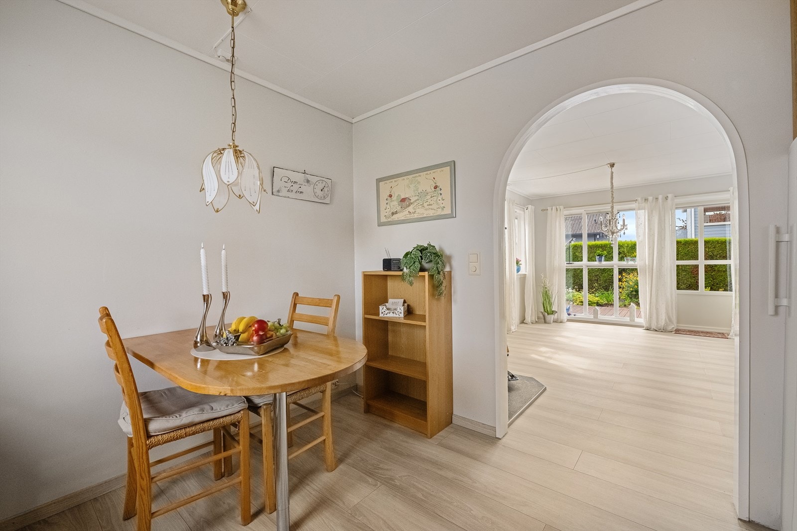 Kjøkkenet har plass til en hyggelig spiseplass og en er delvis åpent inn mot spisestuen. Galleribilde