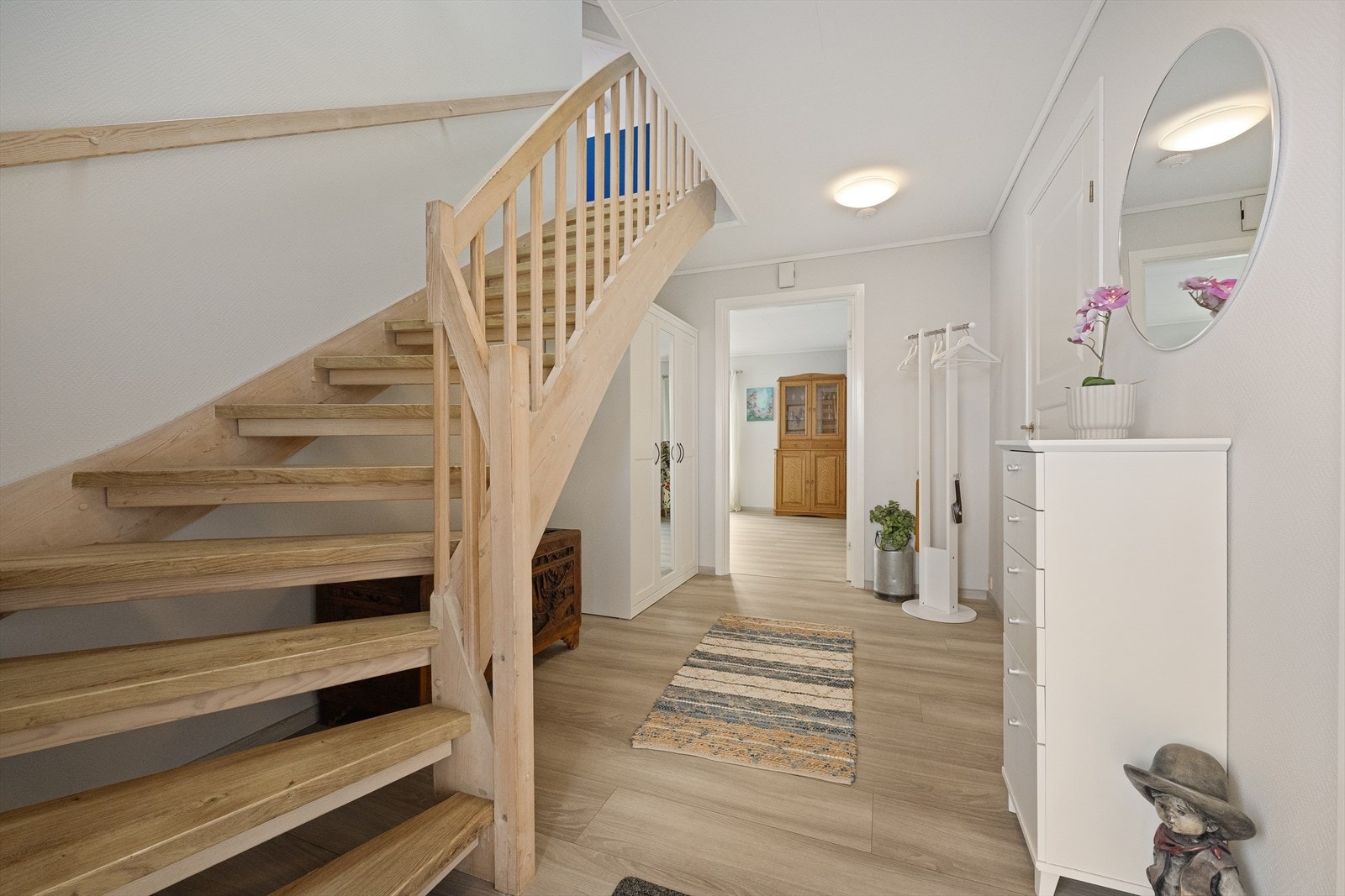 Lys entré med nytt laminatgulv. Galleribilde