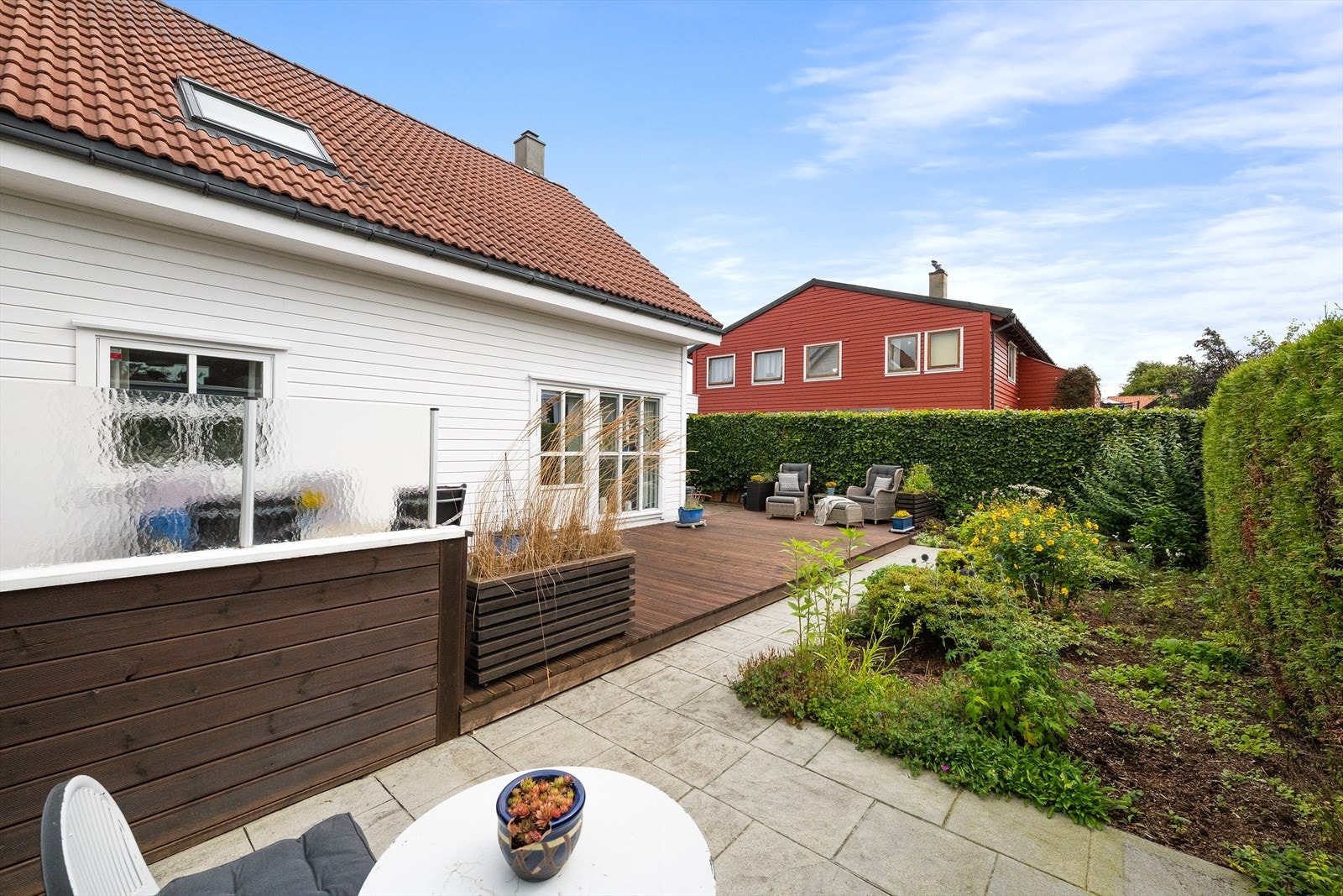 Fasaden er kledd med liggende bordkledning og ble malt i ca. 2023. Galleribilde