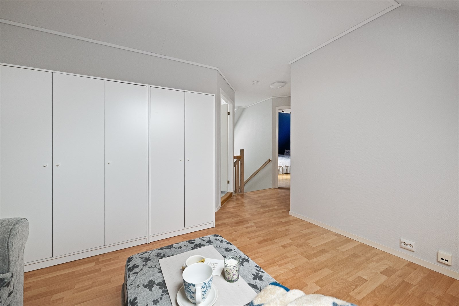 Rikelig med oppbevaringsplass i garderobeskap i loftstuen. Galleribilde