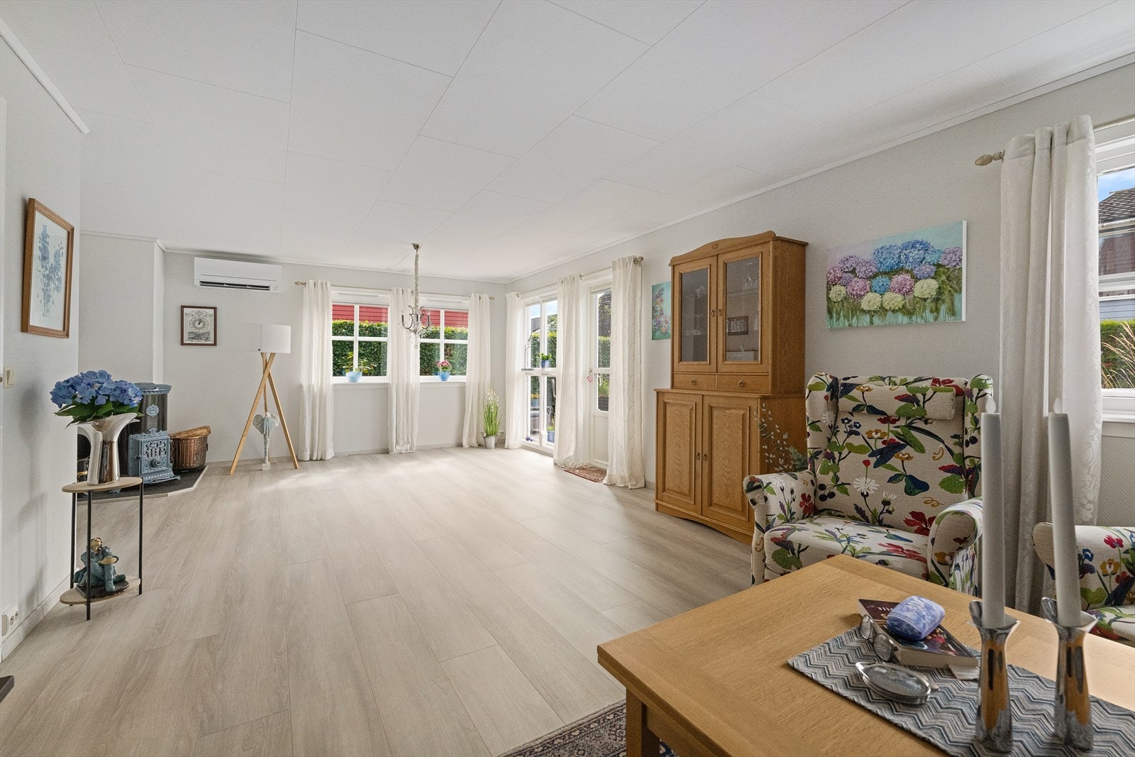 Den romslige stuen gir fleksibilitet for møblering av både spise- og sofagruppe. Galleribilde