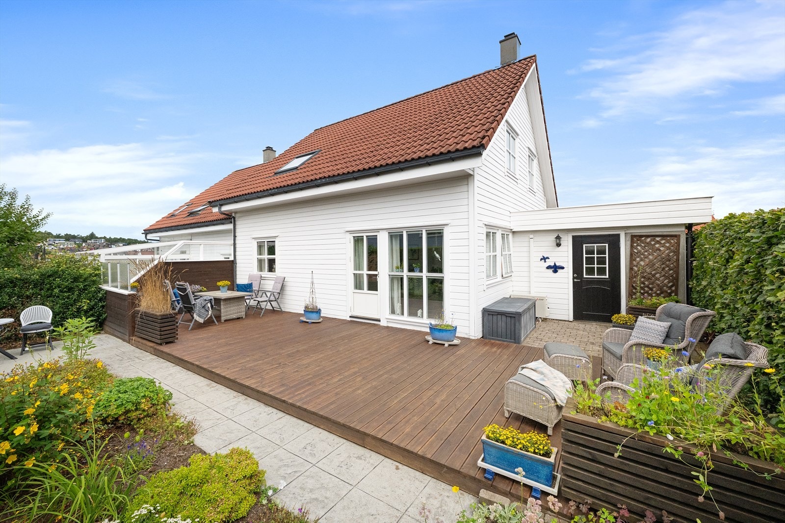 Garasjen har bod i enden og er praktisk tilknyttet boligen via terrassen. Galleribilde