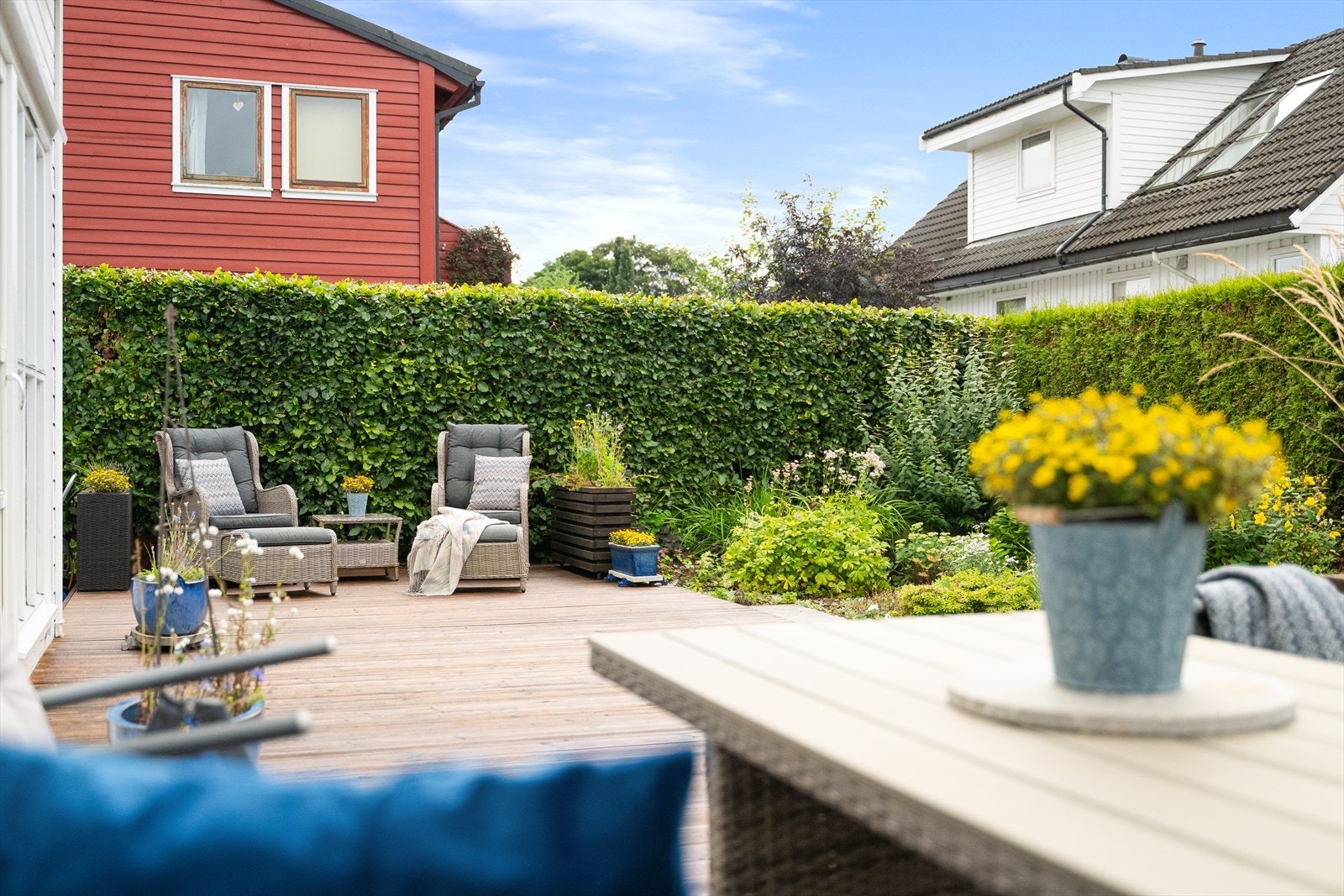 En innholdsrik og praktisk familiebolig med terrasse og hage i et rolig og barnevennlig nabolag. Galleribilde