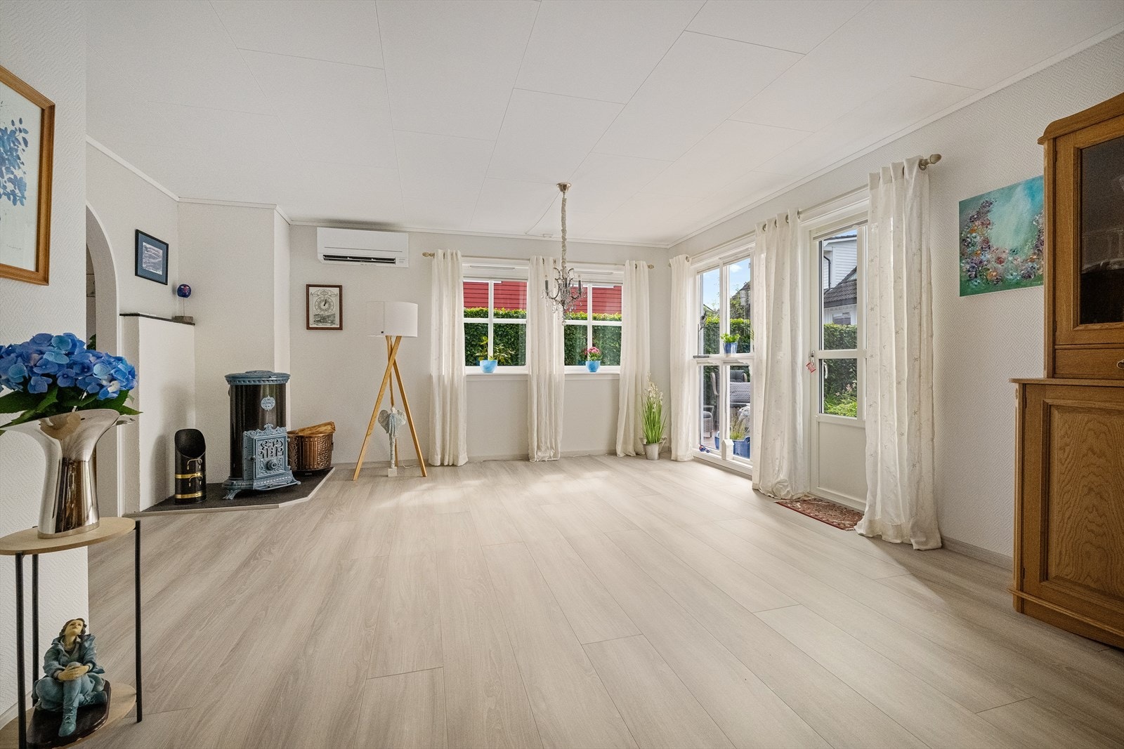 Gjennomgående laminatgulv i første etasje. Galleribilde