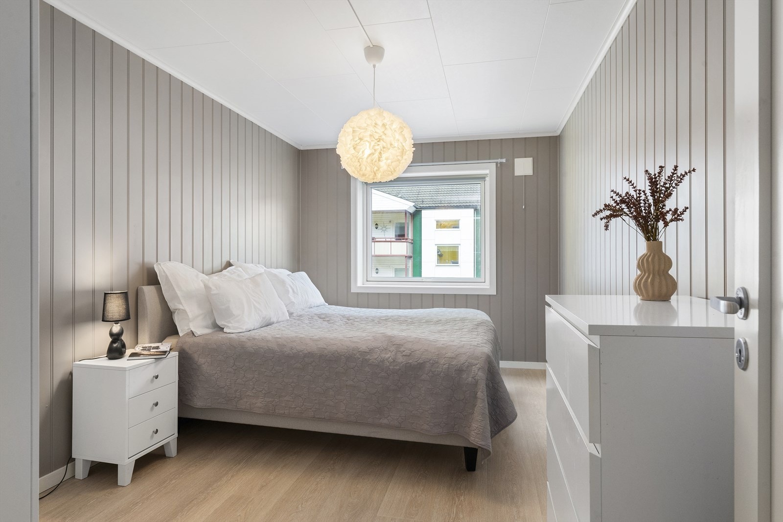 Soverommet har laminatgulv og vegger med malte plater, som gir et moderne og praktisk preg. Galleribilde