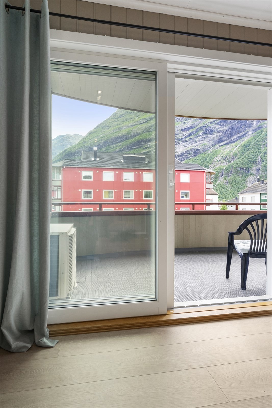 Direkte tilgang til balkongen gir enkel forbindelse mellom inne- og uteområdet. Galleribilde