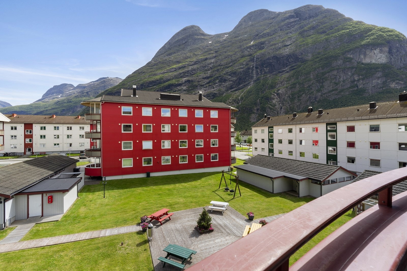 Tomten er felleseiet og har et grøntområde med asfalt rundt bygningen. Galleribilde
