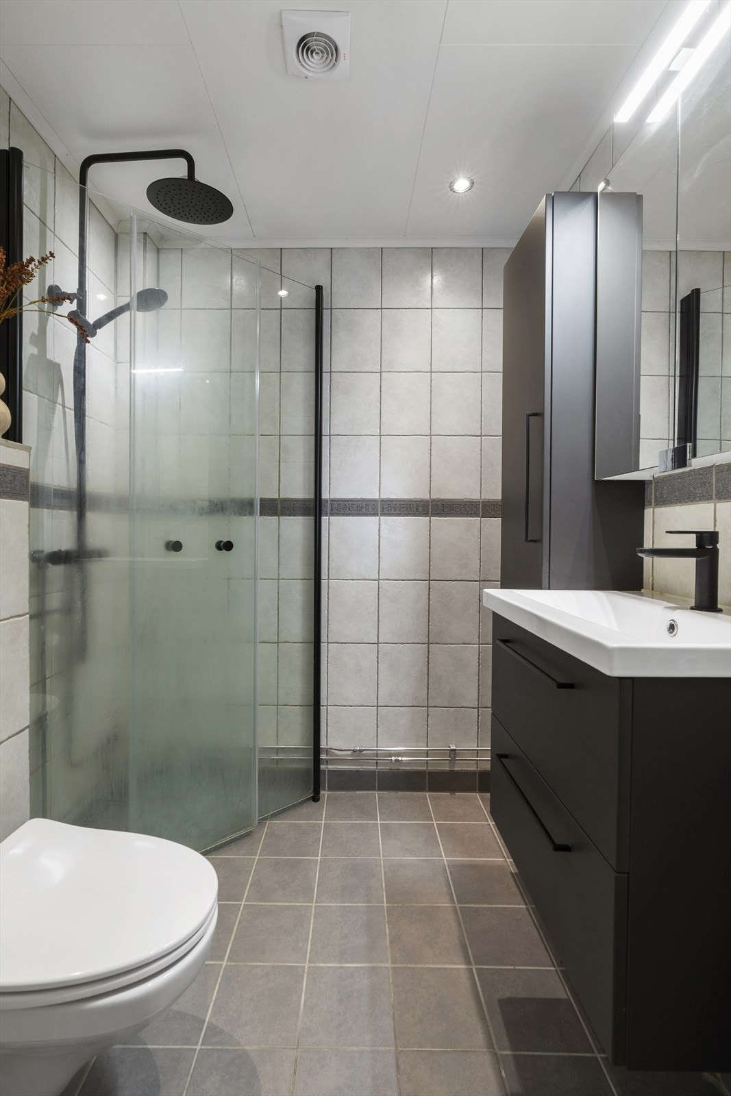 Badet fikk ny innredning og dusjgarnityr i 2023, med flislagt gulv og vegger samt varmekabler. Galleribilde