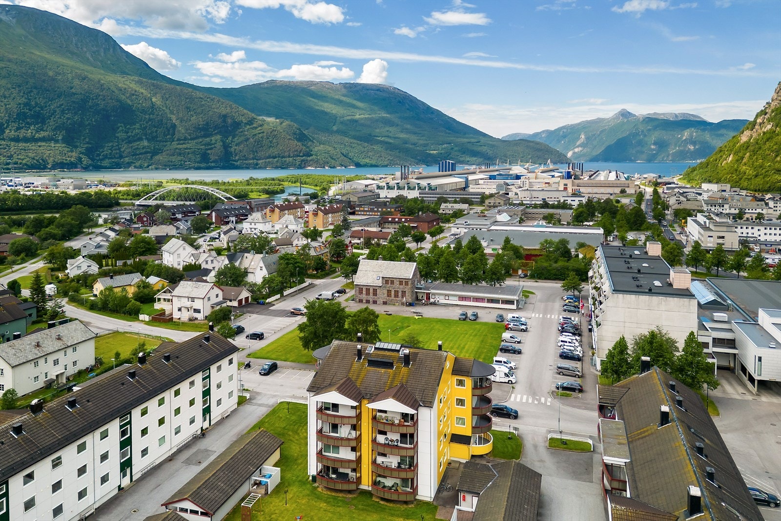 Eiendommen har adkomst fra offentlig vei og ligger i et regulert boligområde. Galleribilde