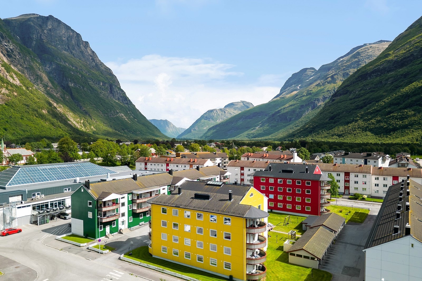 Leiligheten ligger meget sentralt i Sunndal sentrum med nærhet til dagligvare og turområder. Galleribilde