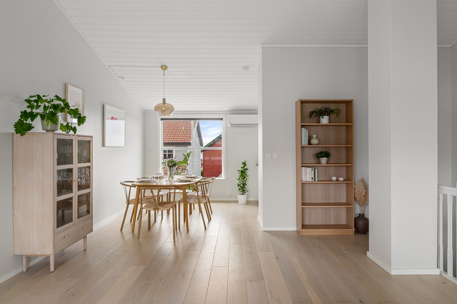 Her er det god plass til stort spisebord for hele familien Galleribilde
